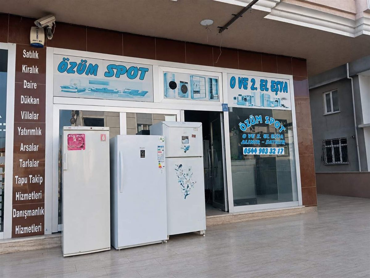 Özüm Spot mağaza vitrini ve tabelası